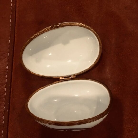 LIMOGES Vintage White Hand Made Porcelain Pink Blue Gold Floral Trinket Box Egg - Picture 9 of 10